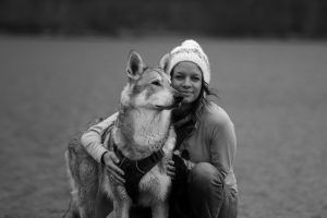 Voyager avec son chien : Titania Corre et Atala, chien-loup de saarloos, road-trip en Ecosse