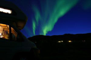 Road-trip sous les aurores boréales en Norvège avec les chiens (chiens-loups de saarloos) qui sont du voyage