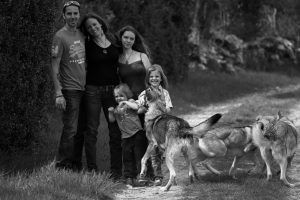Titania Corre, famille et chiens-loups de saarloos
