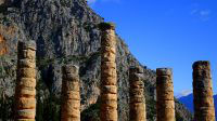 Temple d'Apollon à Delphes (Grèce) lors de notre road-tripa utour de l'Europe sauvage et mythologique