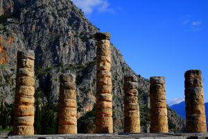 Temple d'Apollon à Delphes (Grèce) lors de notre road-tripa utour de l'Europe sauvage et mythologique